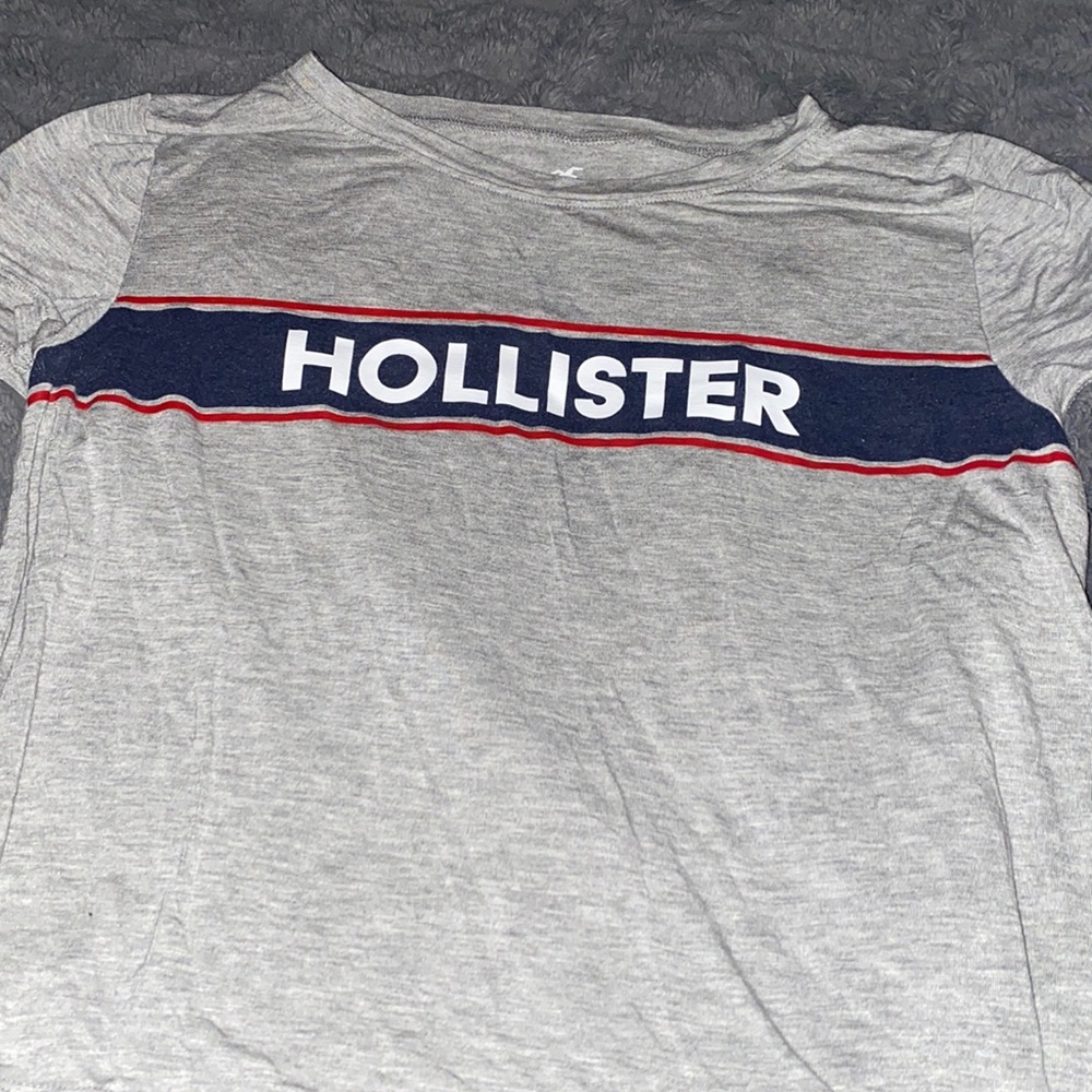 medium hollister tee